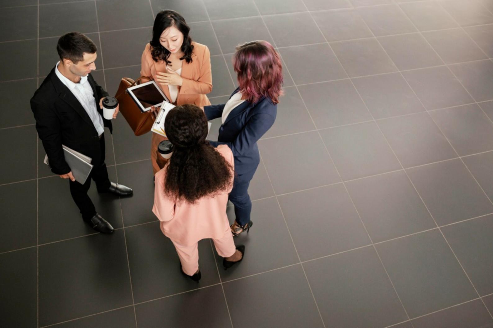 Ambiente de trabajo en sesión de análisis financiero
